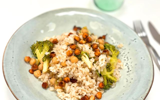 Bol hivernal de riz complet, pois chiches maison et légumes verts