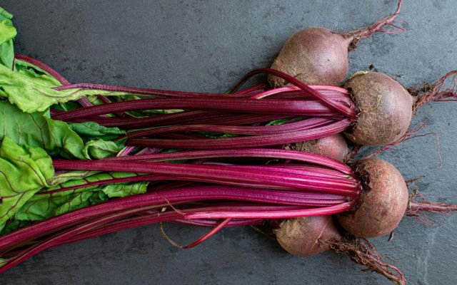 La betterave dans son intégralité : racine et feuilles